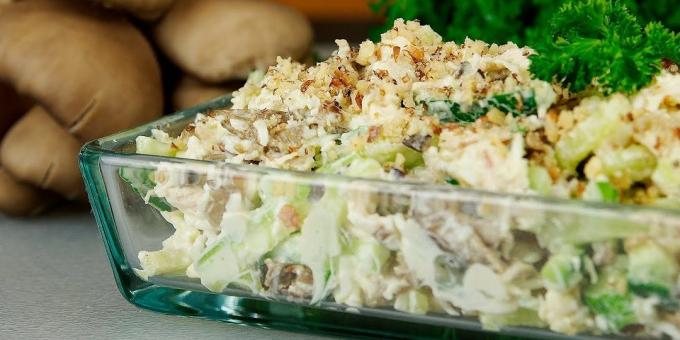 Saláta gombával, uborka és a tojás: egy egyszerű recept