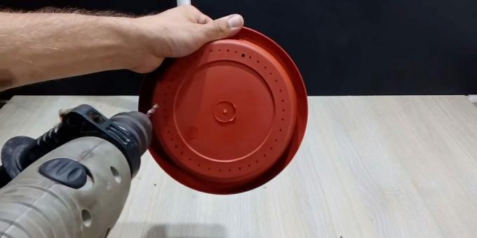 DIY szökőkút készítése: fúrjon lyukakat egy tányérba