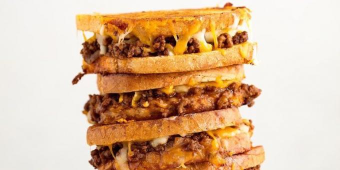 Vacsora sietséggel: szendvics sajttal és a hús