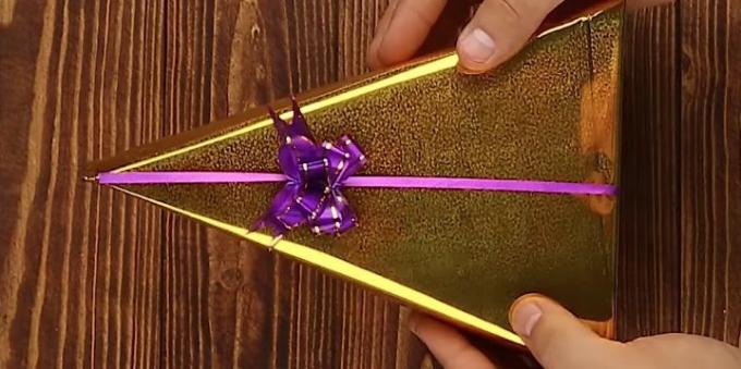 Hogyan csomag egy ajándék formájában egy háromszög