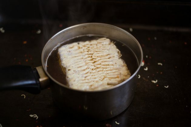 Hogyan készítsünk ramen-t: csökkentse a hőt, és tegyen egy tömb tésztát a húslevesbe