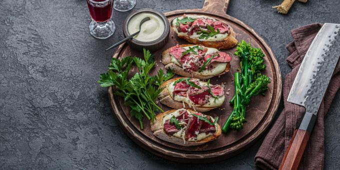 Bruschetta sült marhahússal és rukkolával