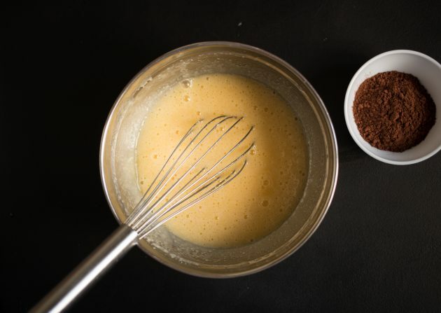 Kakaós és krémsajtos brownie recept: Adjunk hozzá tojást, és jól keverjük össze a keveréket