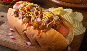 Hot dog fűszeres húsmártással