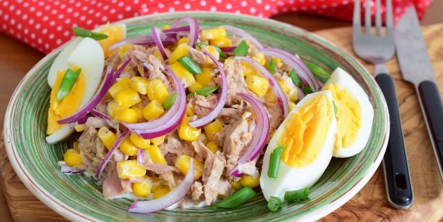 Saláta tonhal, kukorica és a tojás