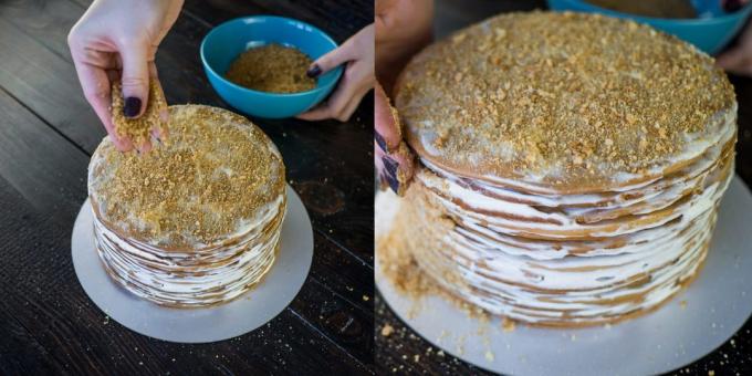Recept torta „Mézeskalács”: A maradék torta őrölni a morzsákat, és megszórjuk vele torta.