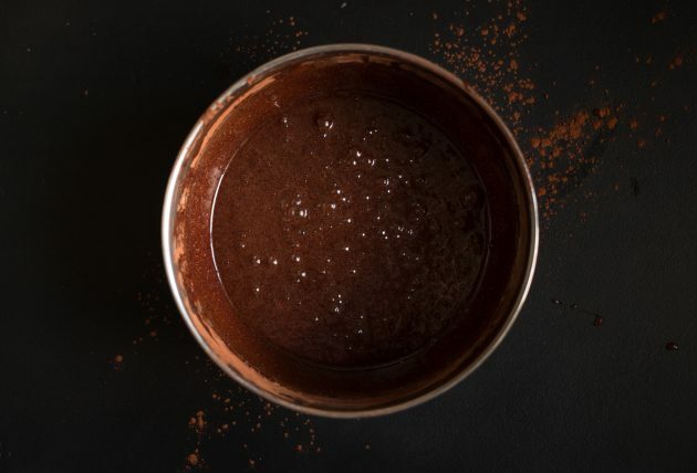 Kakaós és krémsajtos brownie recept: a kapott masszát összekeverjük szitált száraz hozzávalókkal