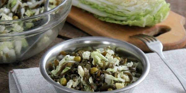 Zöldség saláta kínai kel és a borsó
