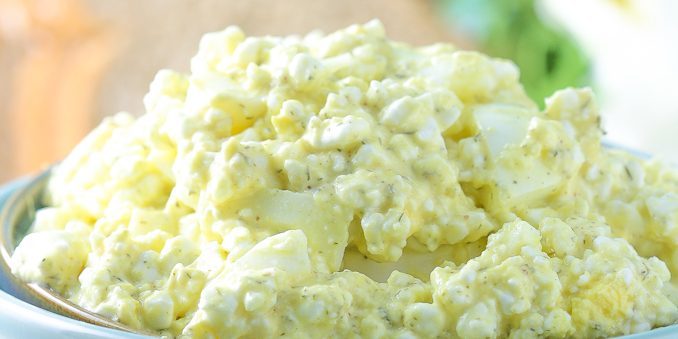 Saláta sajttal és tojással