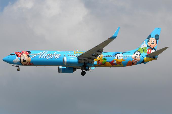 Airlines Boeing 737-900 Alaska Airlines festés Disneylandben