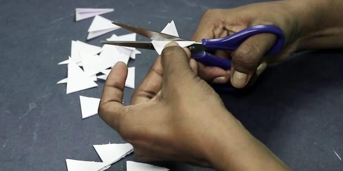 Születésnapi kártya saját kezűleg: Cut háromszögek a fehér papír