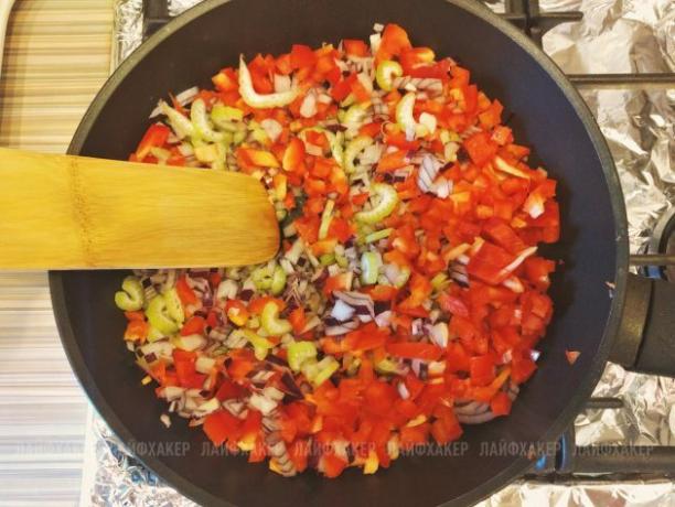 Hanyag Joe Burger recept: Apróra vágott zellert, hagymát és paprikát küldj főzni