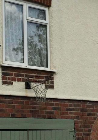 kosárlabda karika az ablak alatt