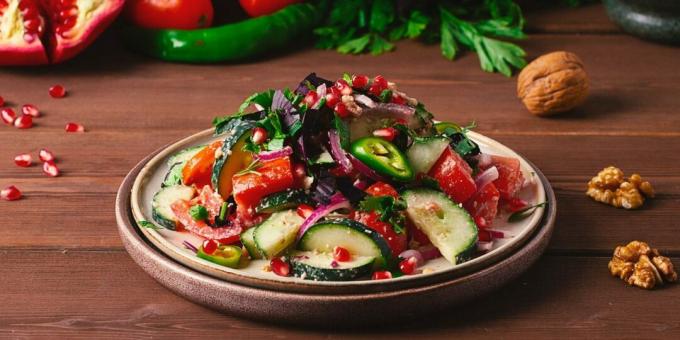 Paradicsom és uborka saláta dióval és gránátalmával