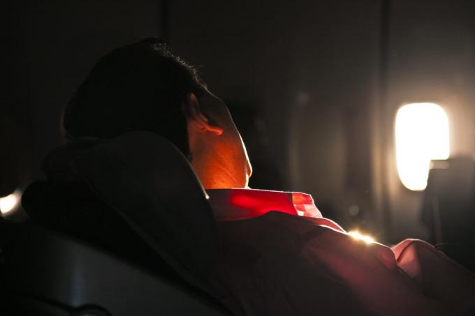 ember alszik az ülés egy repülőgép napkelte