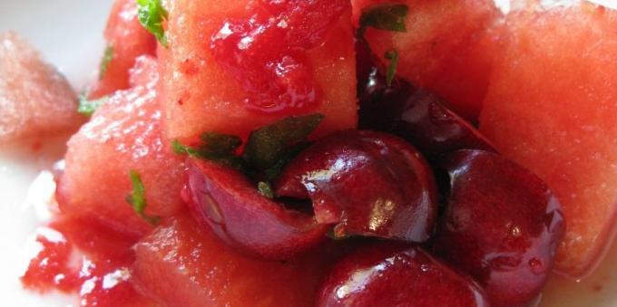 Gyümölcssaláta: görögdinnye menta saláta cseresznye