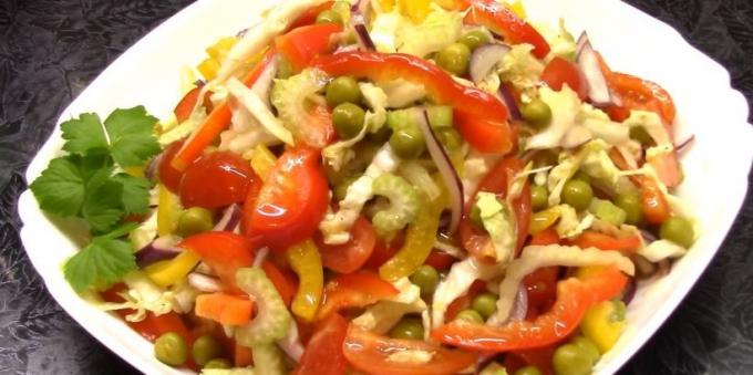 Saláta zöldborsó, paprika, zeller és paradicsom