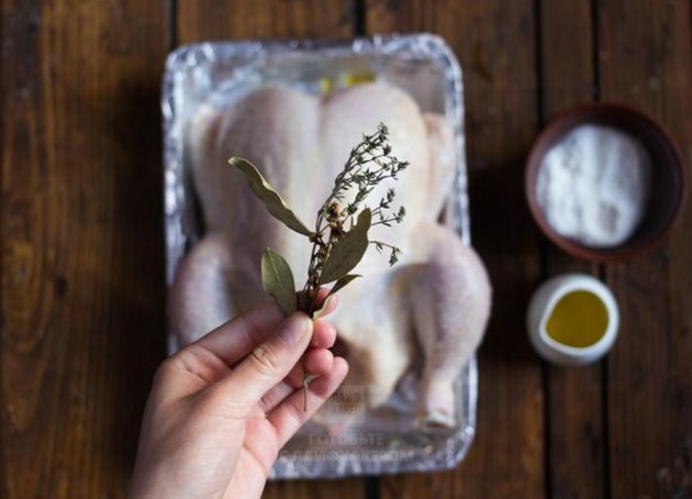 Citromos sütőcsirke: Tegyen kakukkfüvet és lavrushkát a csirkébe