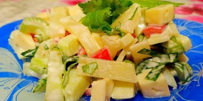 Hogyan készítsünk saláta ananász, a zeller, alma, sajt, bors