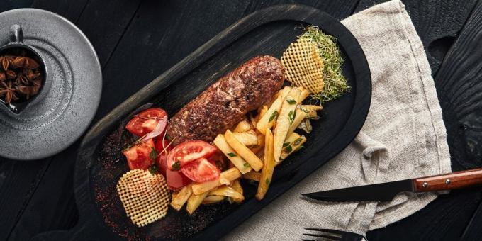 Marha és bárány kebab egy serpenyőben