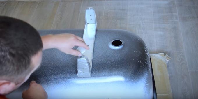 Telepítése fürdő: hogyan kell felszerelni a acélömledék lábak