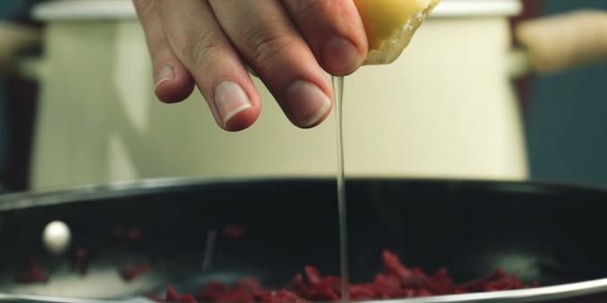Lépésről lépésre recept borscht: Keverjük össze a cukorrépa citromsav, ecet vagy citromlé