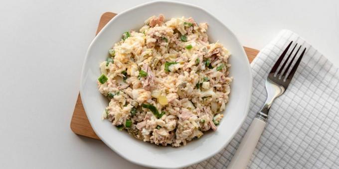 Saláta tonhalkonzervvel, rizzsel és tojással