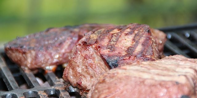 Receptek a grill: Marha steak pácolt szójaszósz és ketchup