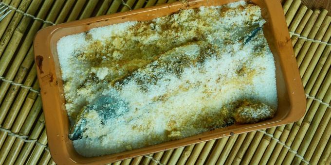 Makréla a sütőben só alatt: egyszerű recept